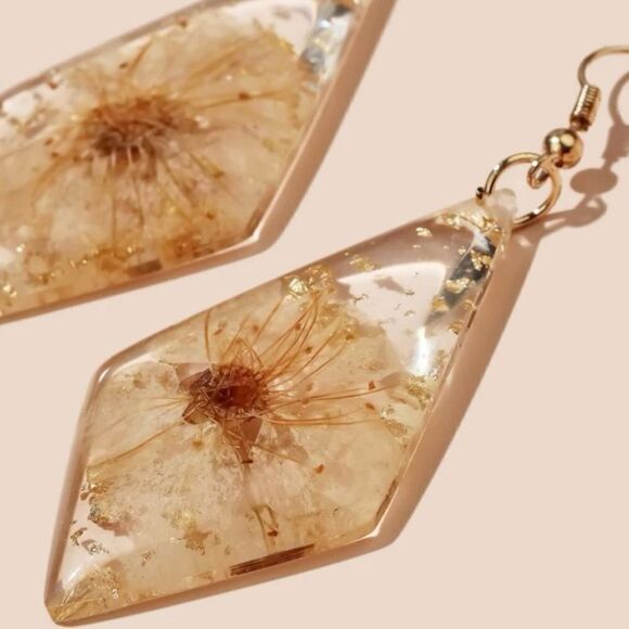 ✨🆕✨ Boho Flower Design Geometric Drop Earrings ✨ - Picture 5 of 8